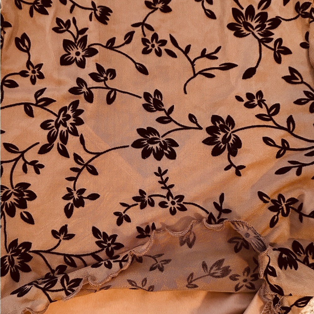 Felt Flower Overlay Crop Top - Picture 5 of 8